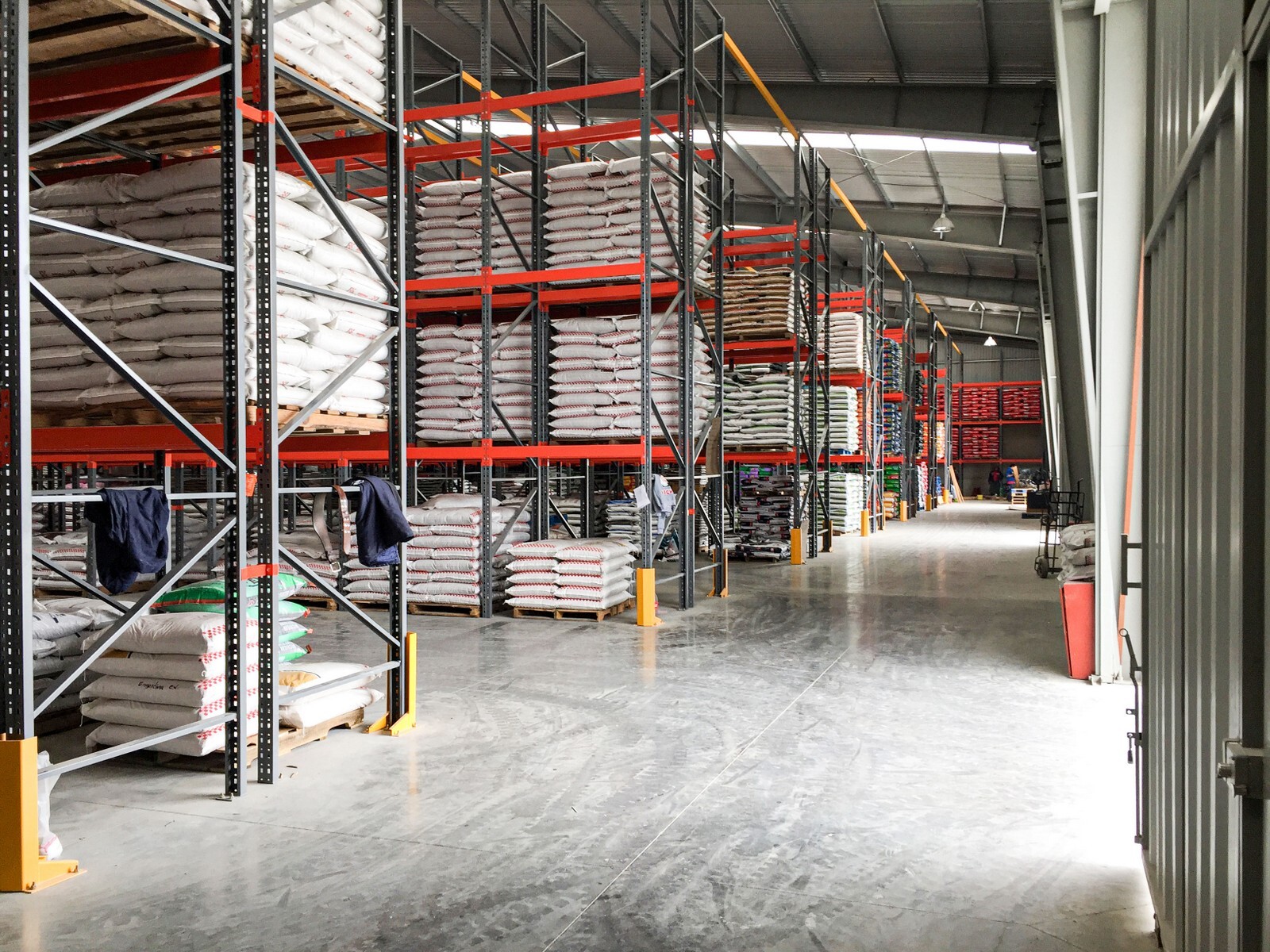 Almacén con Rack Selectivo